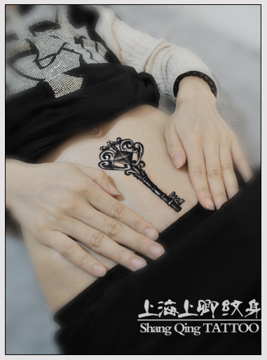 上海纹身店，上卿纹身作品——遮盖剖腹产疤痕纹身